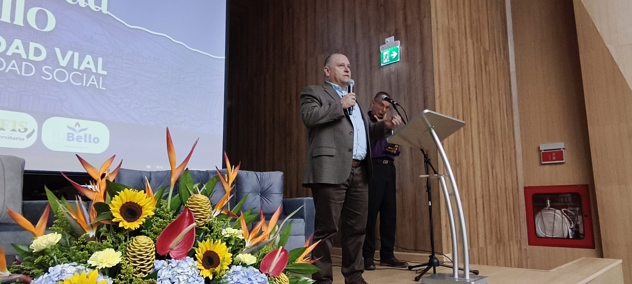 Fotografía de nuestro rector como ponente